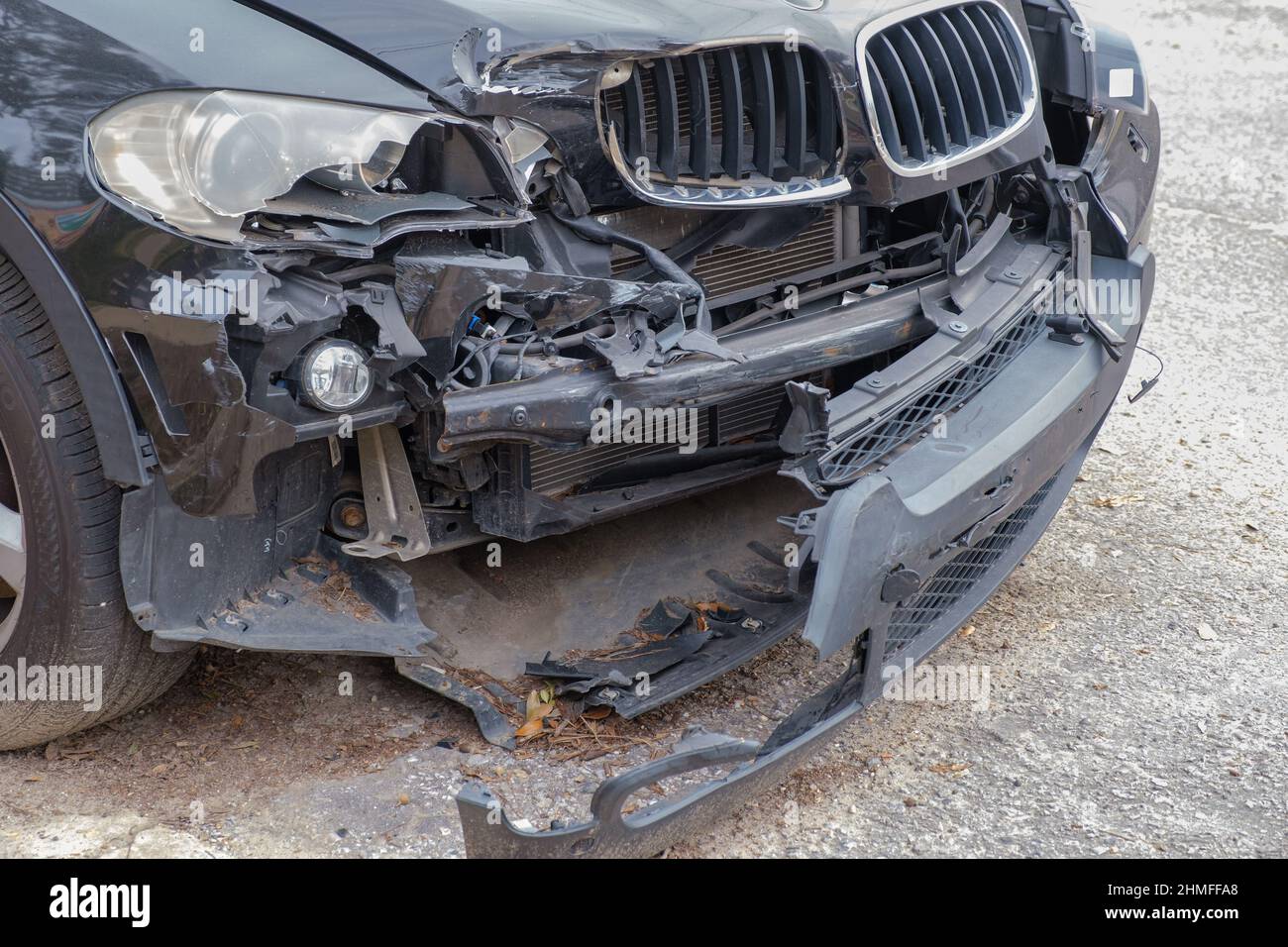 Daños graves en la parte delantera del automóvil tras una colisión el 7 de febrero de 2022 en Nueva Orleans, LA, EE.UU Foto de stock