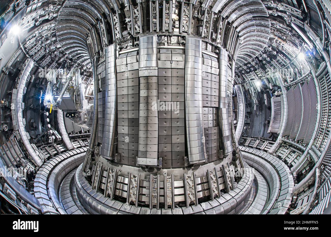 Oxford, Inglaterra, Reino Unido. 9th Feb, 2022. Un recipiente de vacío JET  con una pared completamente metálica similar a ITER de berilio y tungsteno.  Un historial de fusión nuclear de 24 años