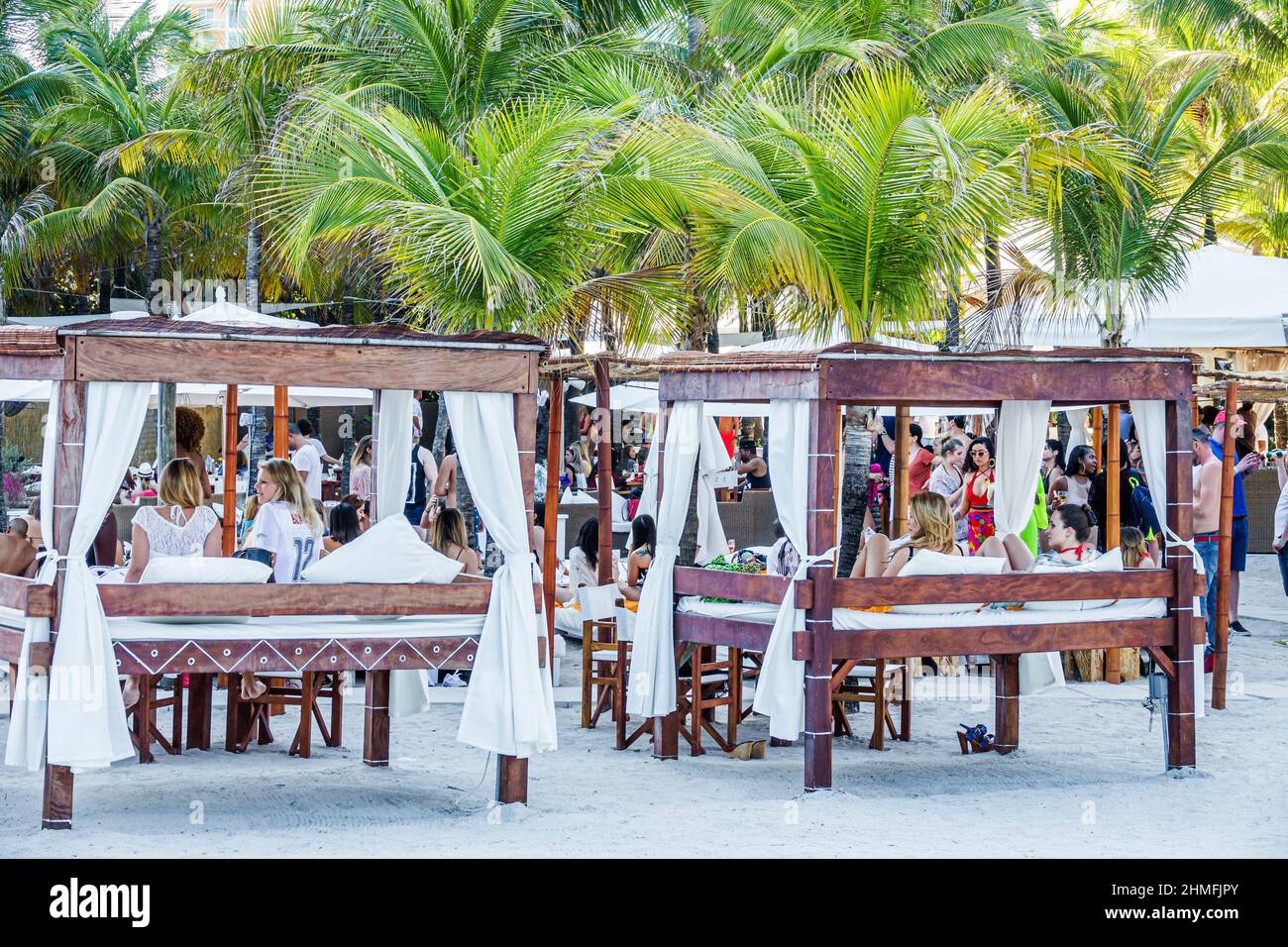 Miami Beach Florida, Ocean Drive, Nikki Beach Club, restaurante al aire libre comedor cabana bar camas de día al aire libre palmeras Foto de stock