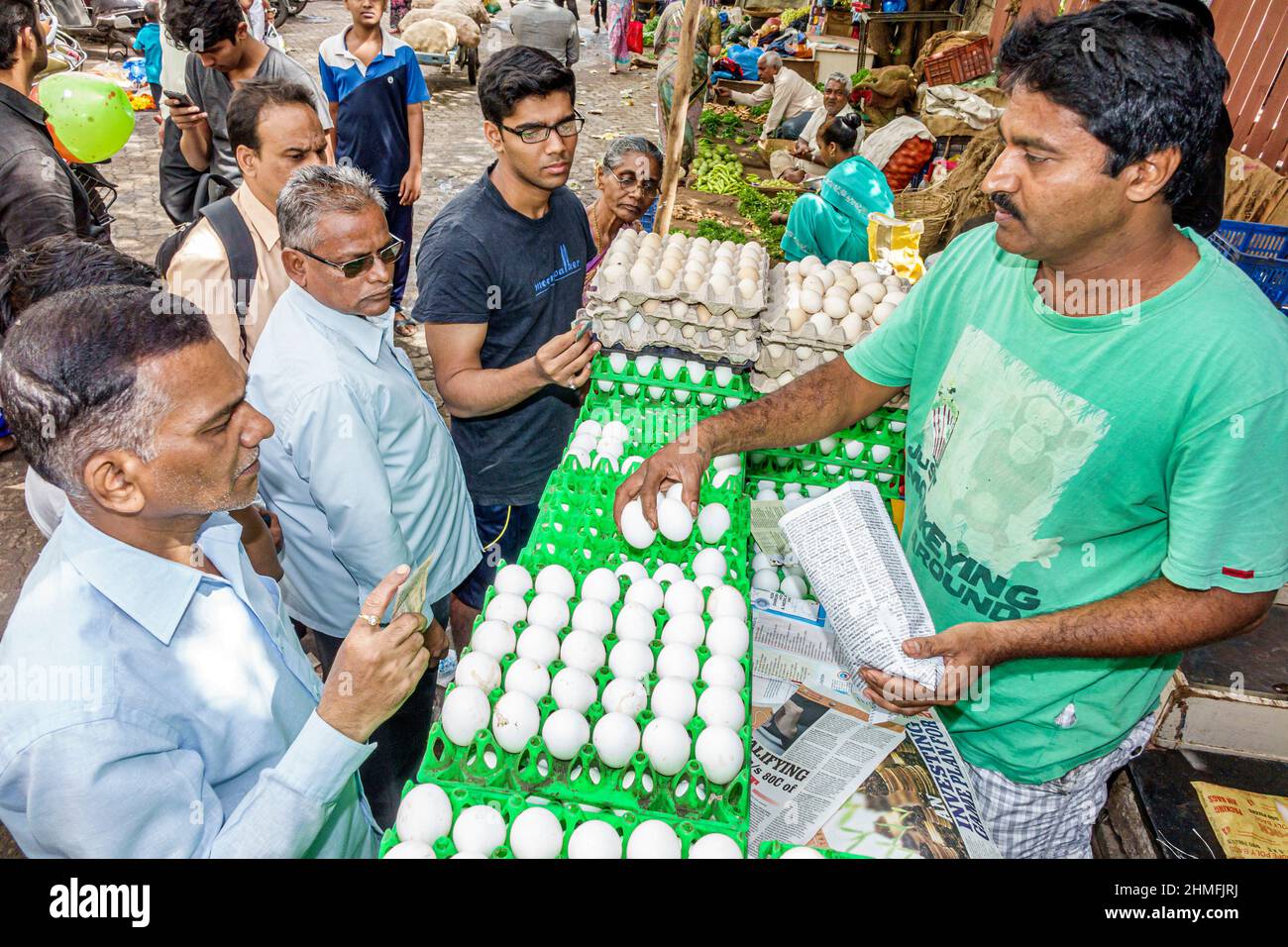 Mumbai India,Lower Parel,Sunday Market,Produce stall vendor shopper,mercado de venta de exposición huevos hombre hombres pagar compra Foto de stock