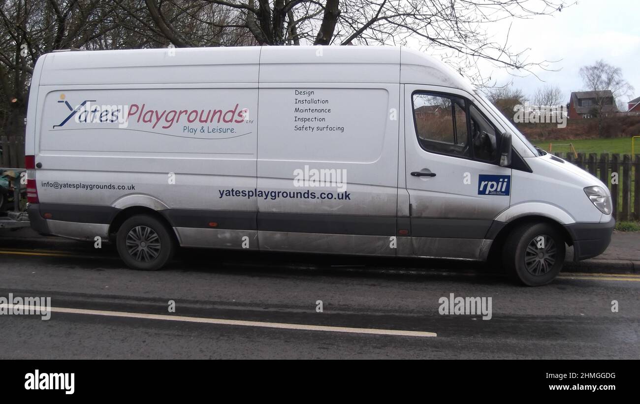 Furgoneta de entrega del parque infantil Yates. Yates se especializa en equipos de juegos para áreas de juegos al aire libre. Ormskirk, Lancashire, Reino Unido Foto de stock