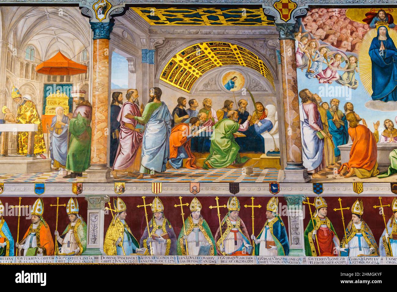 Toledo, España - 15 2021 de noviembre: Vista interior de las pinturas de la casa capitular de la catedral Santa María de Toledo, cuya construcción comienza Foto de stock