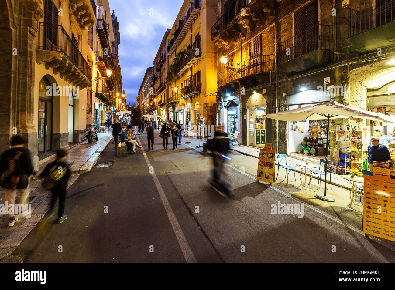 Palermo, Italia - 20 2021 de octubre: Personas capturadas con movimiento borroso caminar a lo largo de la calle Vittorio Emanuele en el centro histórico de Palermo en la noche Foto de stock