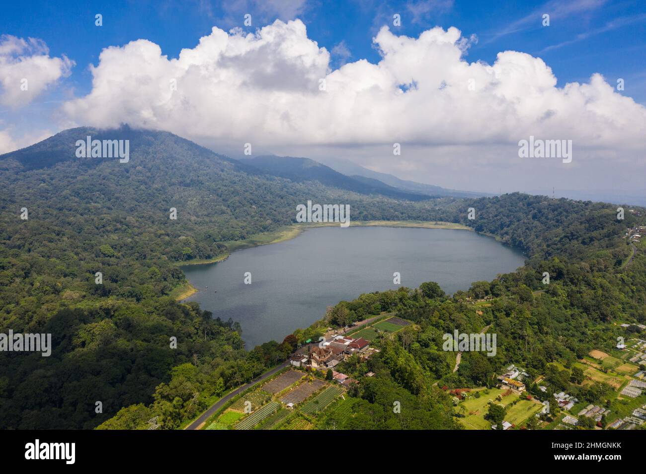 Vista aérea del lago Tamblingan en las tierras altas de Bali en Indonesia en un día soleado en el sudeste asiático Foto de stock