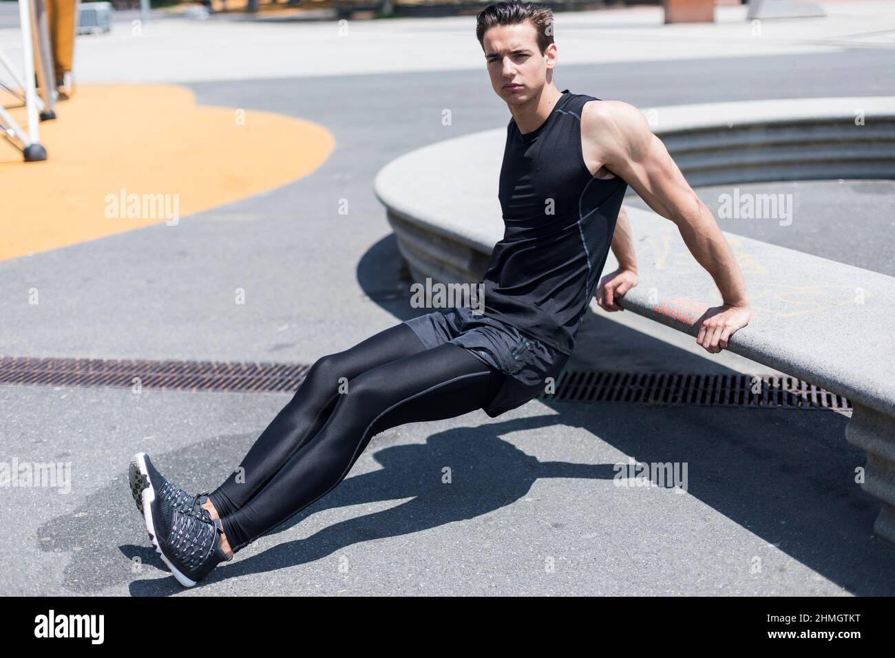 Hombre fuerte que trabaja los músculos de los brazos haciendo triceps