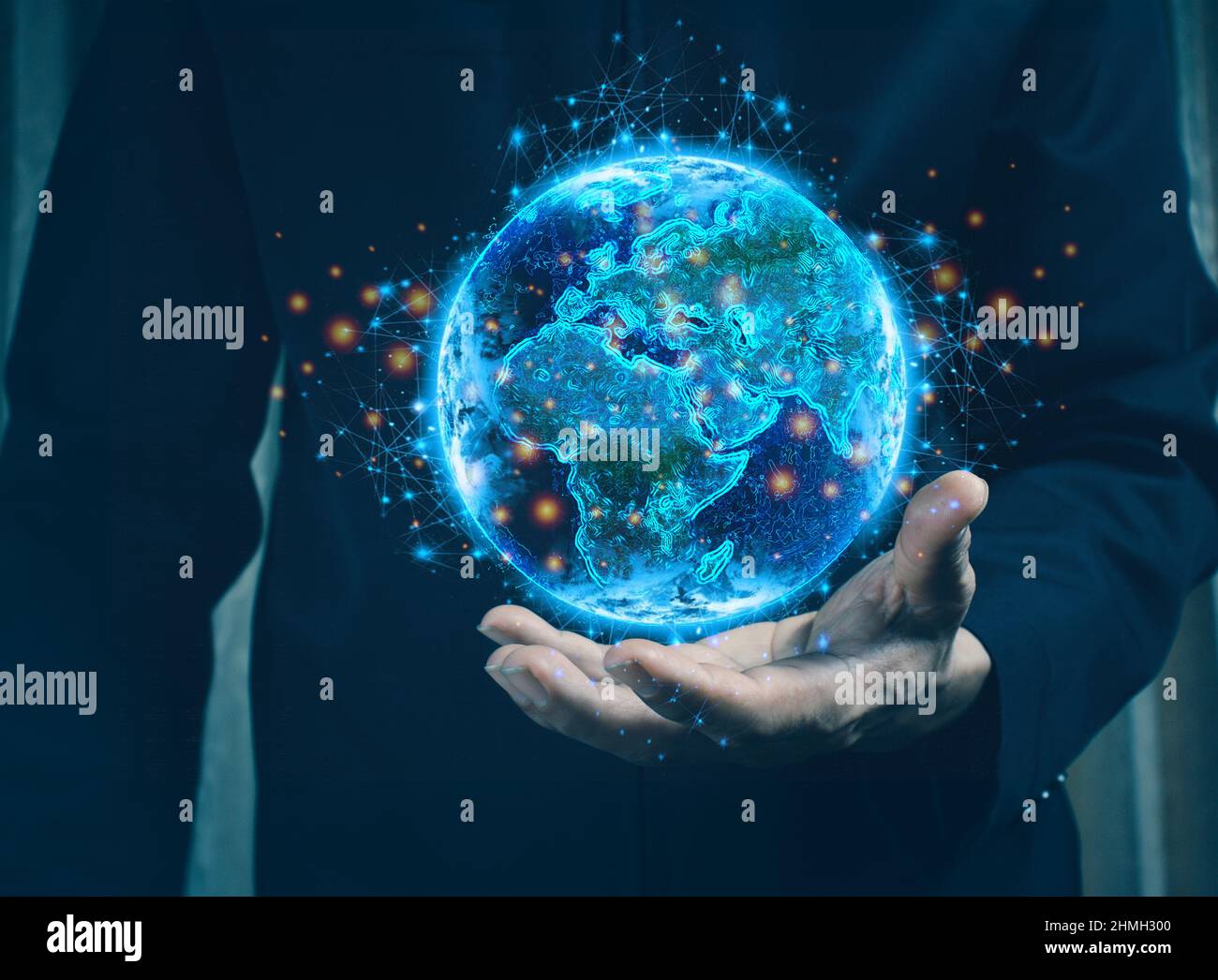 Empresario que sostiene el mundo en la palma de su mano concepto para el negocio global, la comunicacionespolítica o la conservación del medio ambiente. Foto de stock