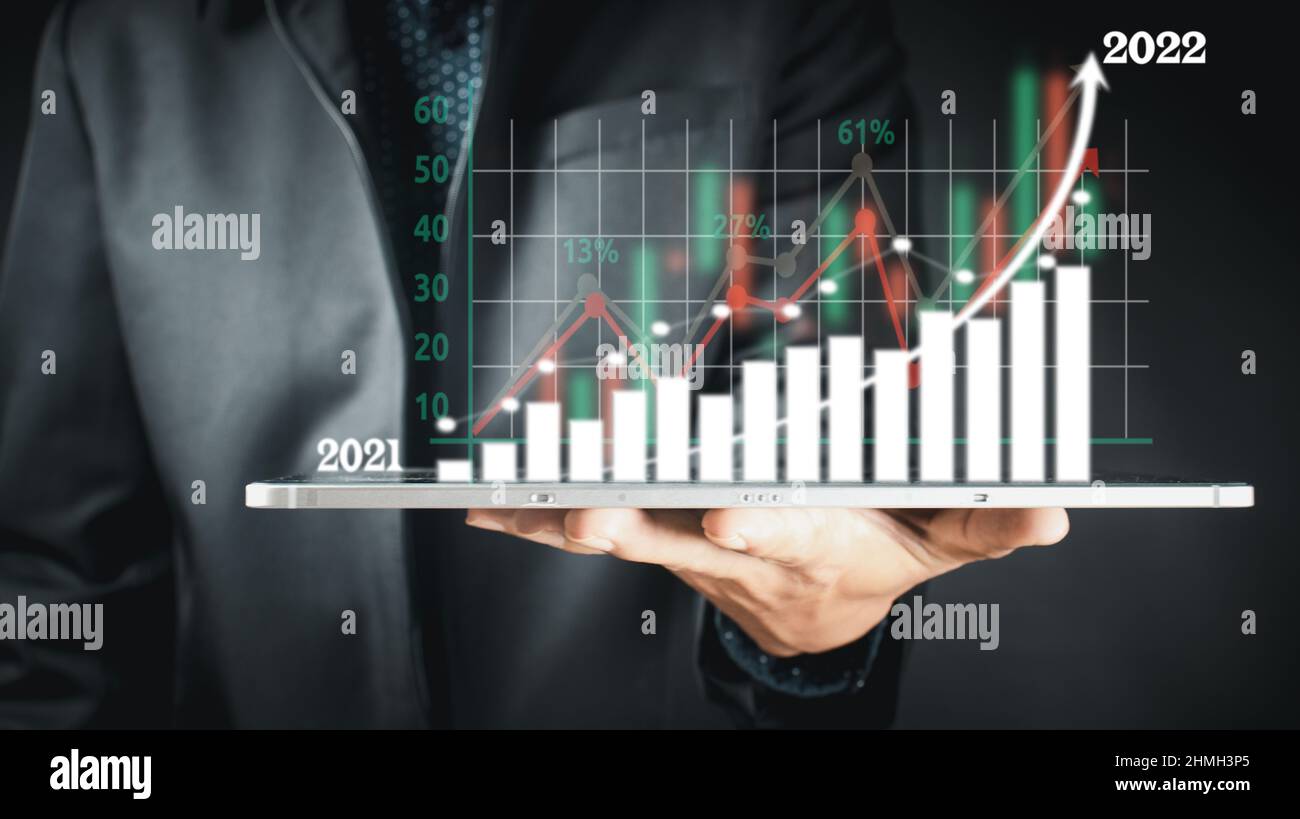 2022 concepto de inversión y tecnología de financiación empresarial. Fondos de inversión en el mercado de valores y activos digitales. empresario analizando gráfico de comercio de divisas Foto de stock