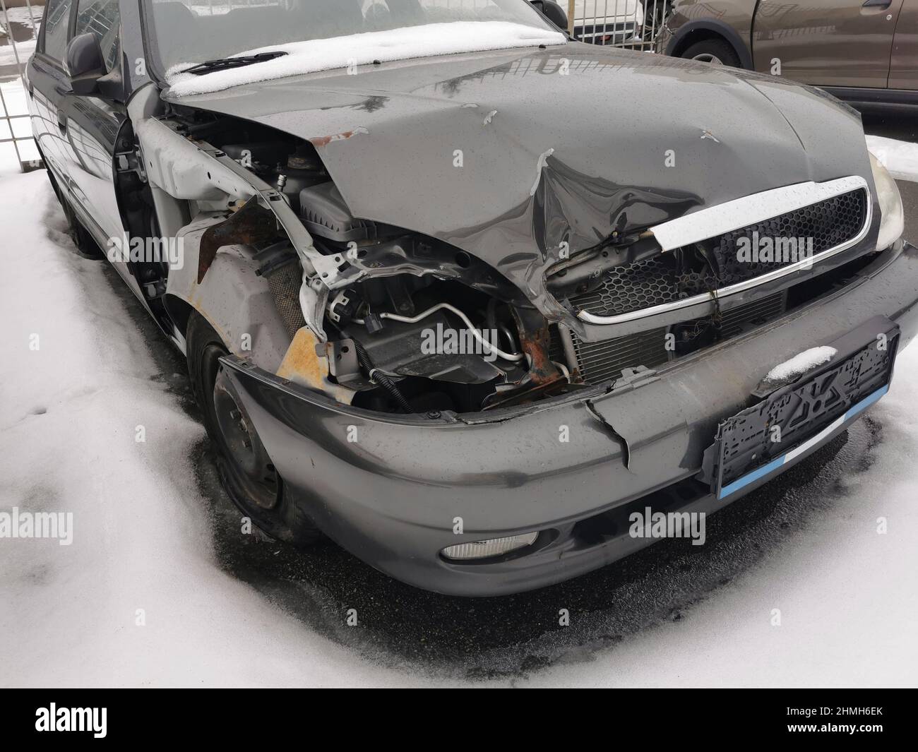 Detalle del escape en el capó de un coche sintonizado con pintura blanca  Fotografía de stock - Alamy