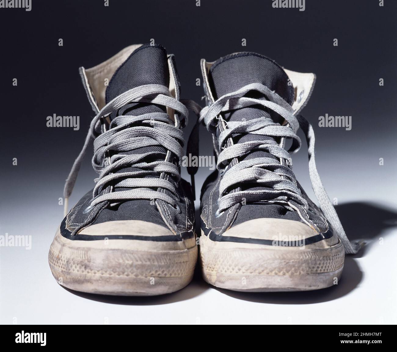 Chuck Taylor All Star Chucks, un par de zapatillas de segunda mano del  modelo de zapatillas más exitoso de la historia Fotografía de stock - Alamy