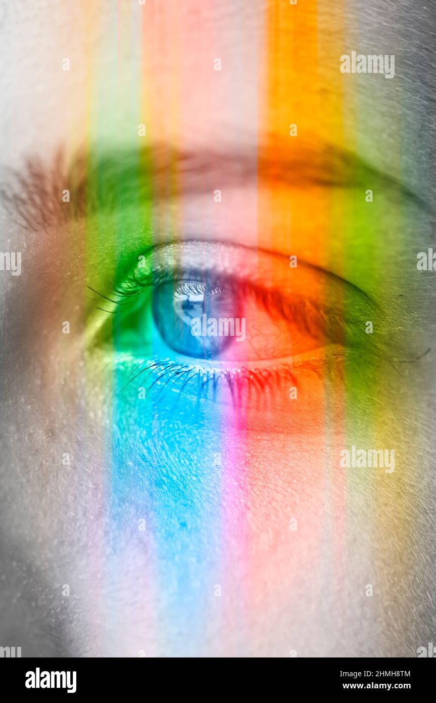 ojo de mujer con colores arcoiris Foto de stock