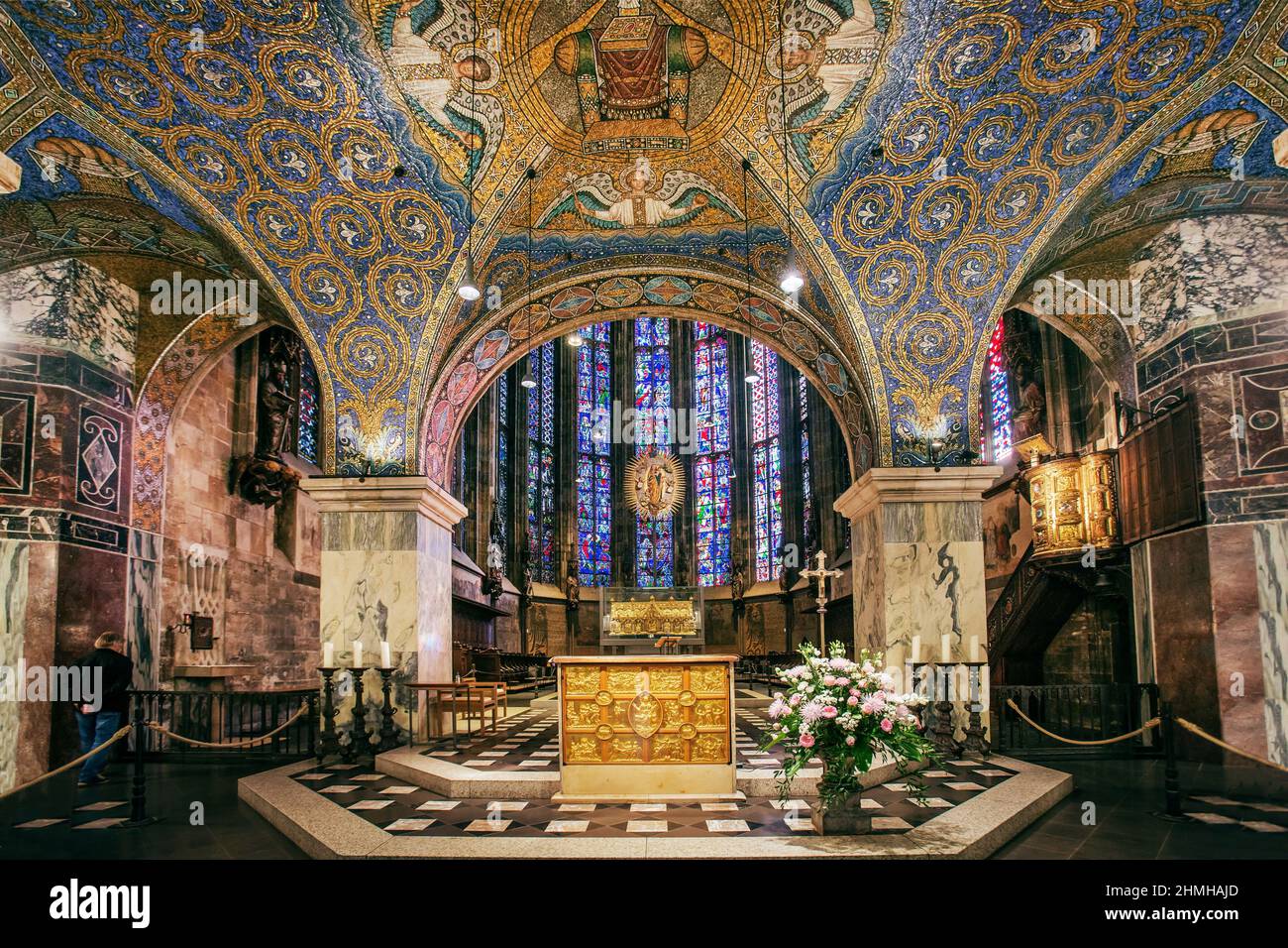Vista interior desde el octágono con coro y Pala d'oro en Kaiserdom, Aquisgrán, Renania del Norte-Westfalia, Alemania Foto de stock