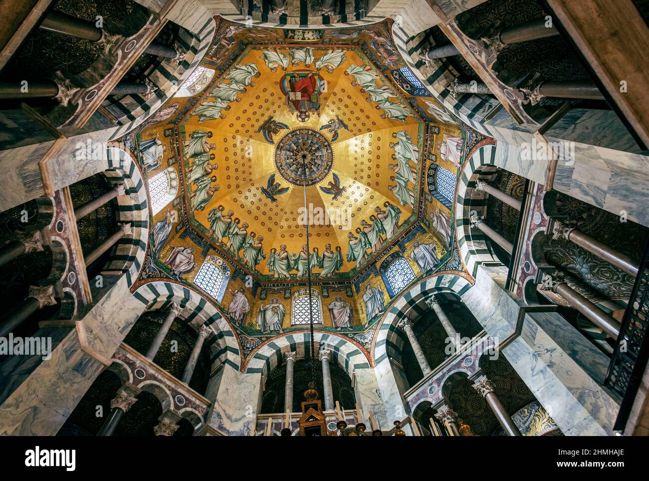 Vista interior desde el octágono con techo abovedado y cúpula en Kaiserdom, Aquisgrán, Renania del Norte-Westfalia, Alemania Foto de stock