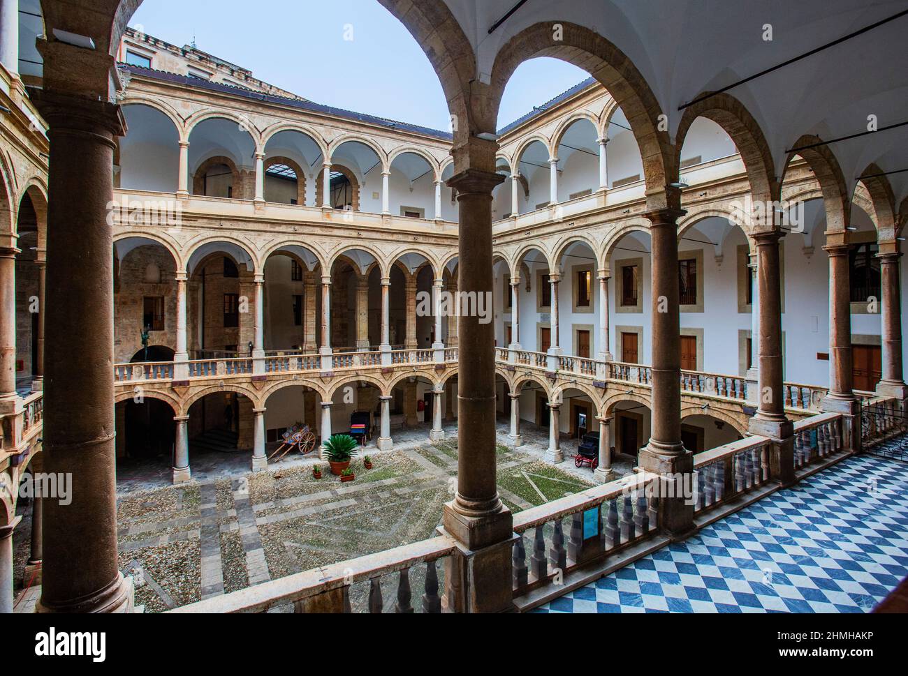 Patio interior en el Palazzo Reale (Palazzo dei Normanni), Palermo, Sicilia, Italia Foto de stock