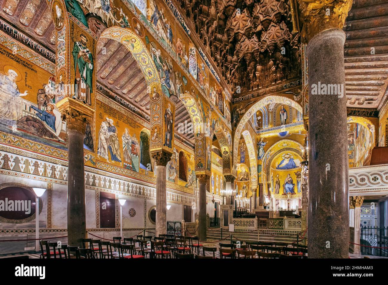 Cappella Palatina (Capilla Palatina) con magníficos mosaicos de oro y techo de estalactitas en el Palazzo Reale (Palazzo dei Normanni), Palermo, Sicilia, Italia Foto de stock