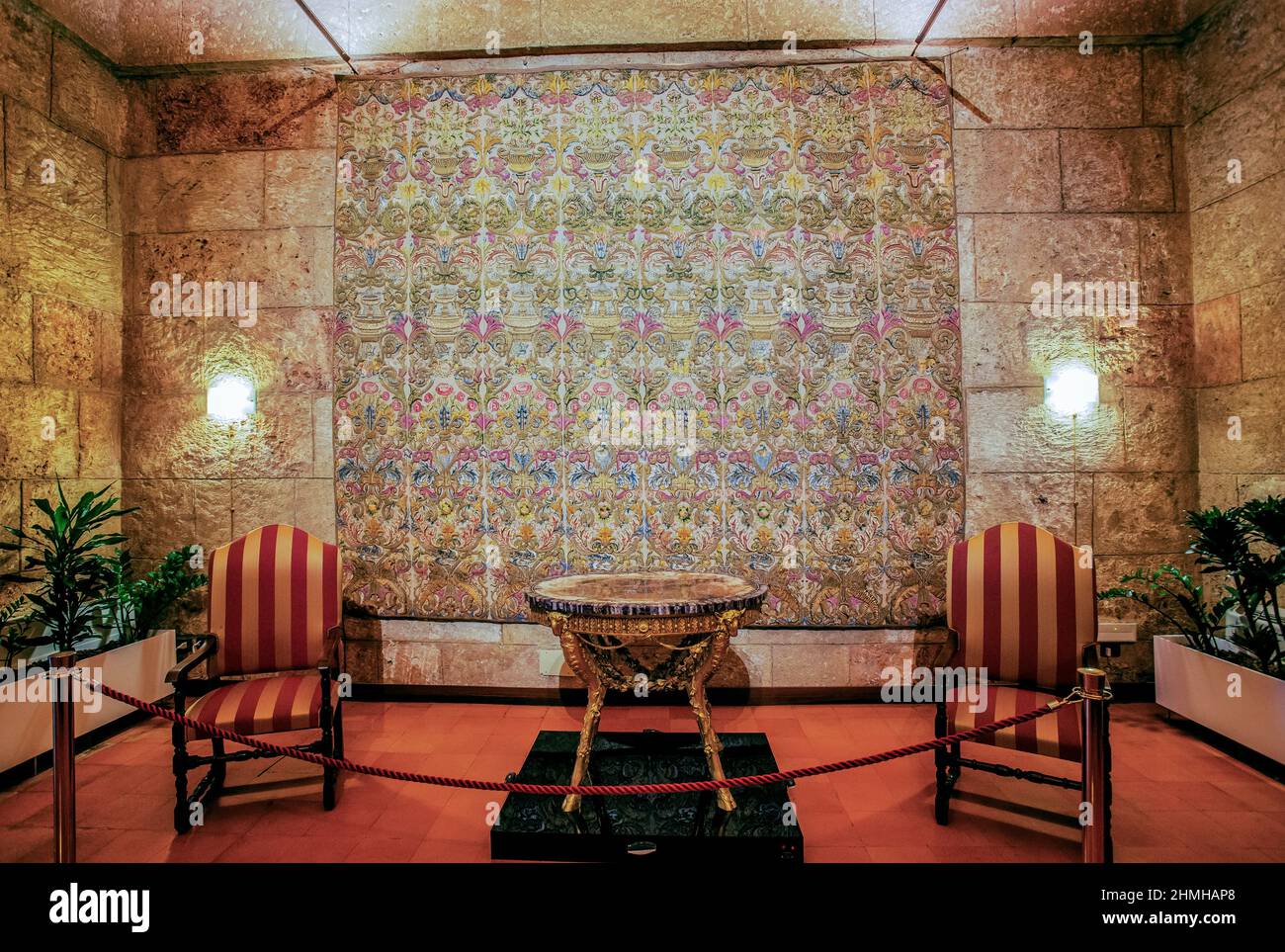 Habitación con un magnífico tapiz en el Palazzo Reale (Palazzo dei Normanni), Palermo, Sicilia, Italia Foto de stock