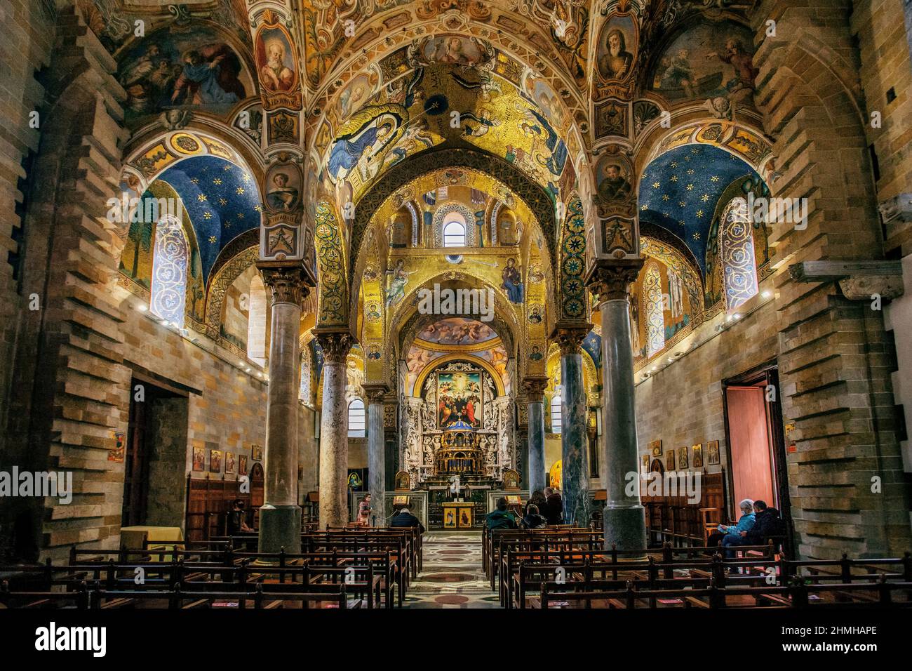 Interior con mosaicos de oro de la Iglesia de Santa Maria dell'Ammiraglio (Iglesia Almirante), Palermo, Sicilia, Italia Foto de stock