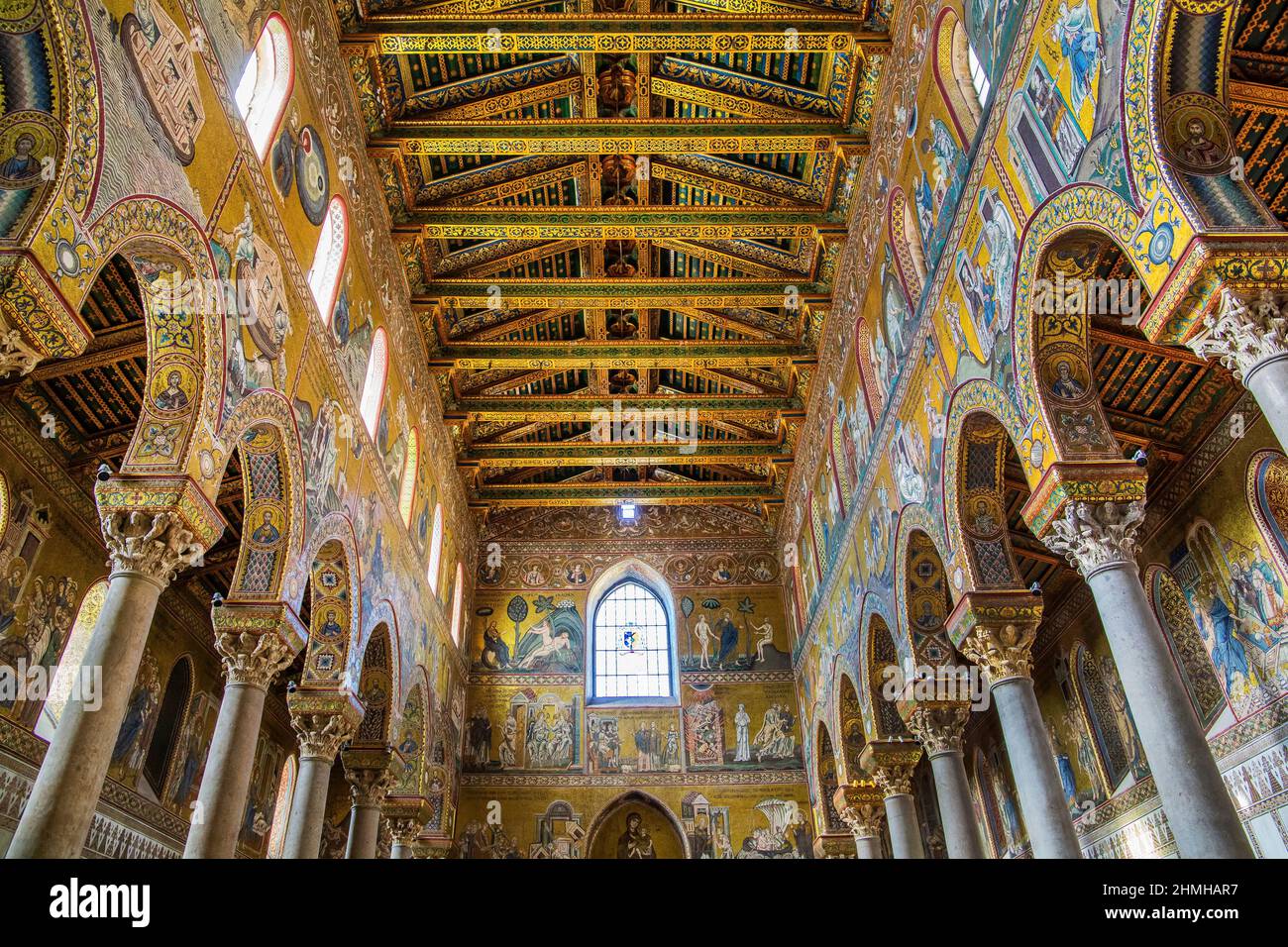 Interior de la catedral con mosaicos de oro, Monreale, Sicilia, Italia Foto de stock
