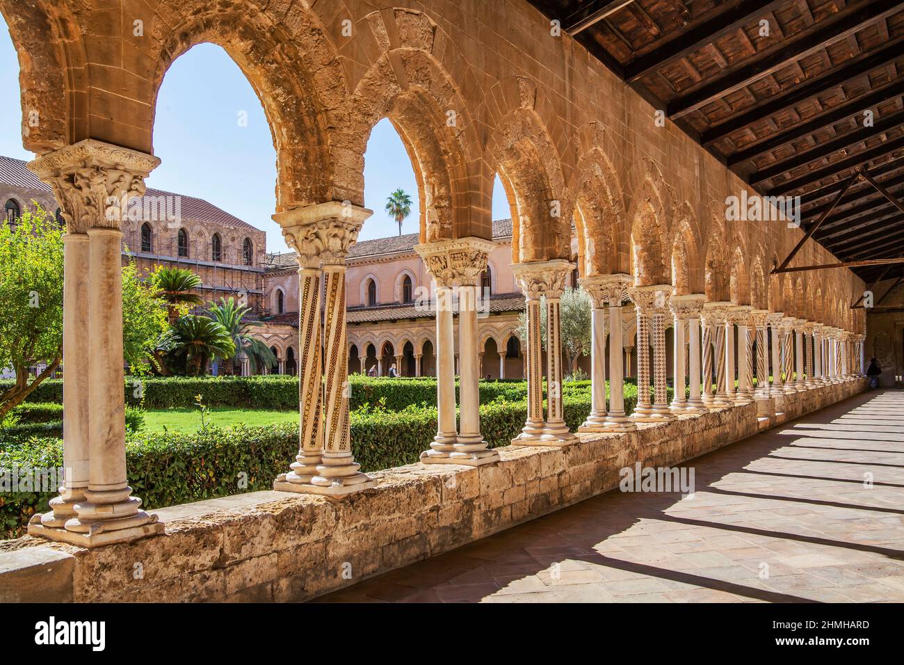 Claustro con jardín del monasterio de Benedettino en la catedral, Monreale, Sicilia, Italia Foto de stock