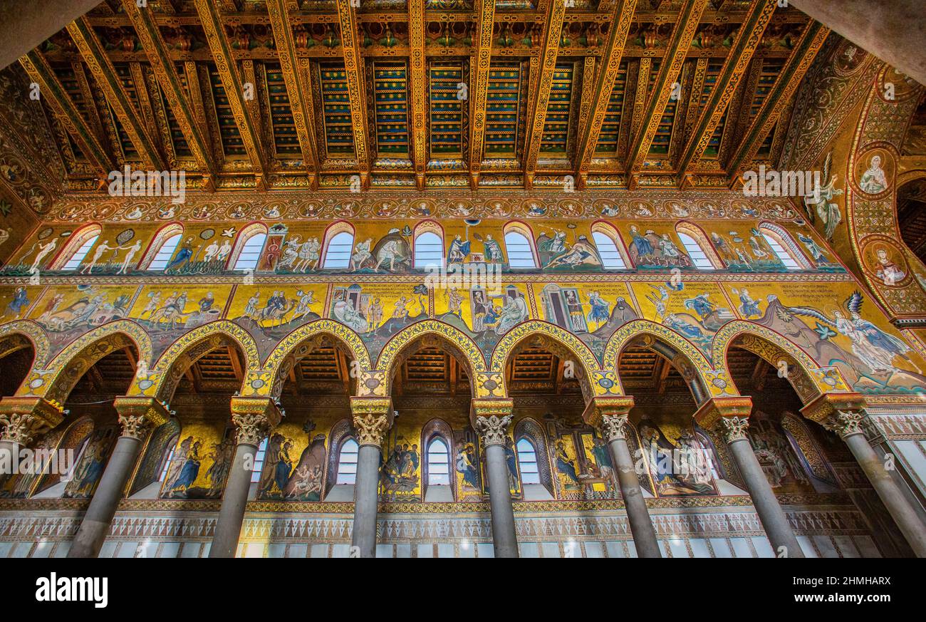 Interior de la catedral con mosaicos de oro, Monreale, Sicilia, Italia Foto de stock