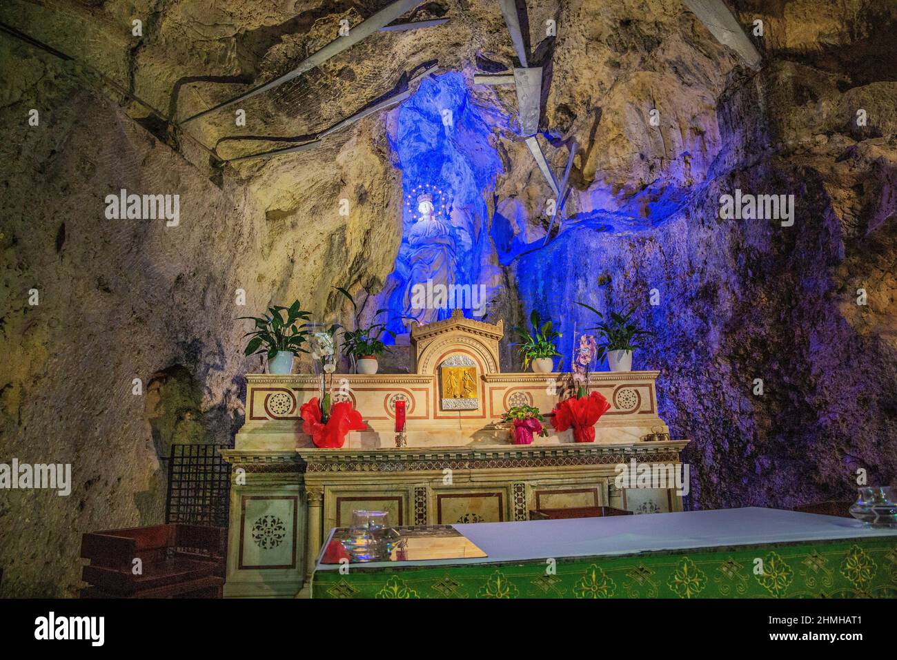 Interior con coro de la iglesia de peregrinación de Santa Rosalia en Monte Pellegrino, Palermo, Sicilia, Italia Foto de stock