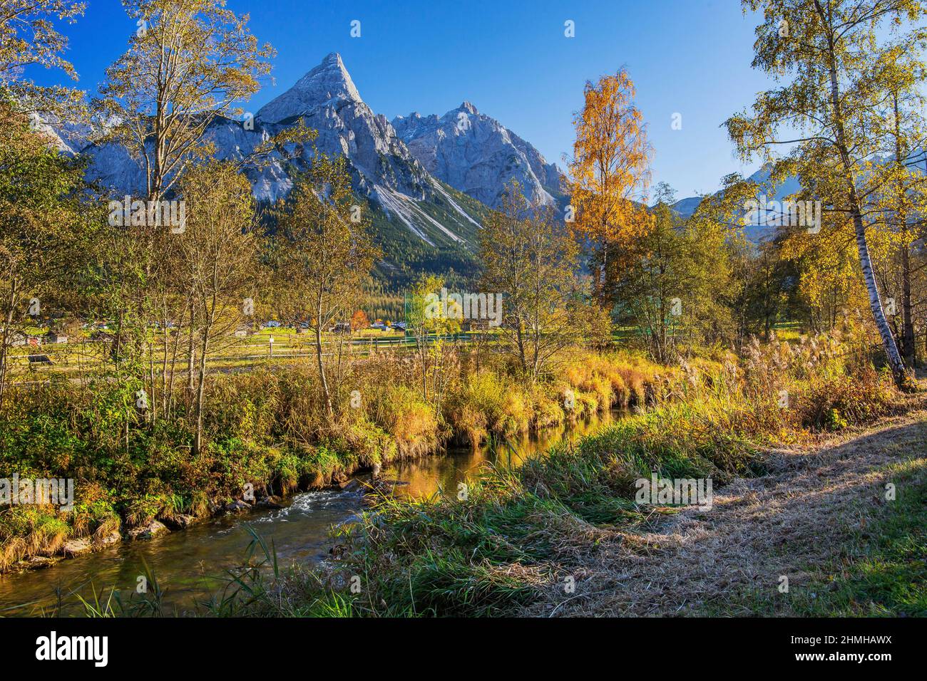 Paisaje otoñal con un arroyo en el Lermooser Moos contra el Sonnenspitze 2417m en la cadena Mieminger, Ehrwald, Loisachtal, Tirol, Austria Foto de stock