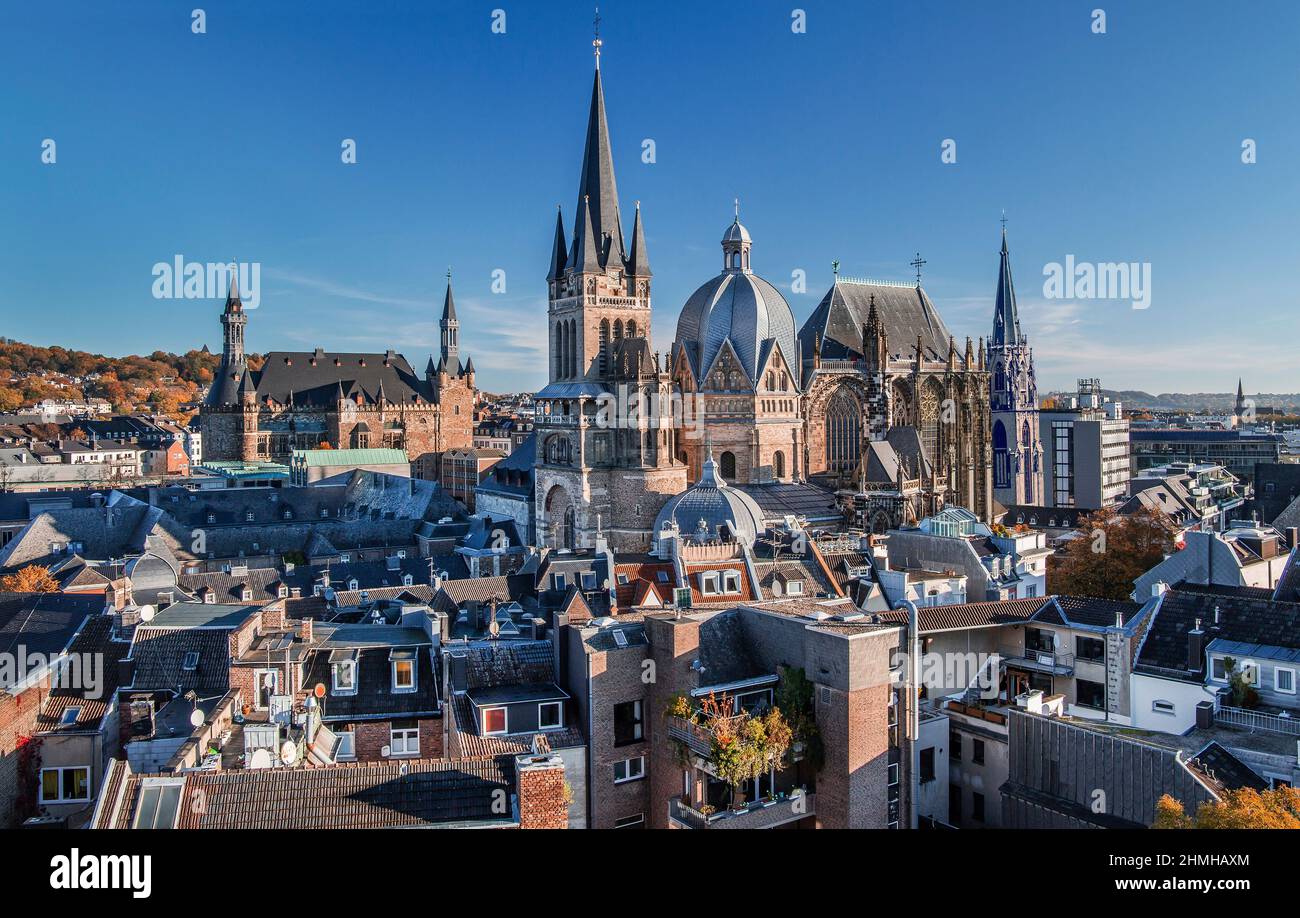Vista sobre los tejados de la ciudad antigua al Ayuntamiento Gótico y el Kaiserdom, Laachen, Renania del Norte-Westfalia, Alemania Foto de stock