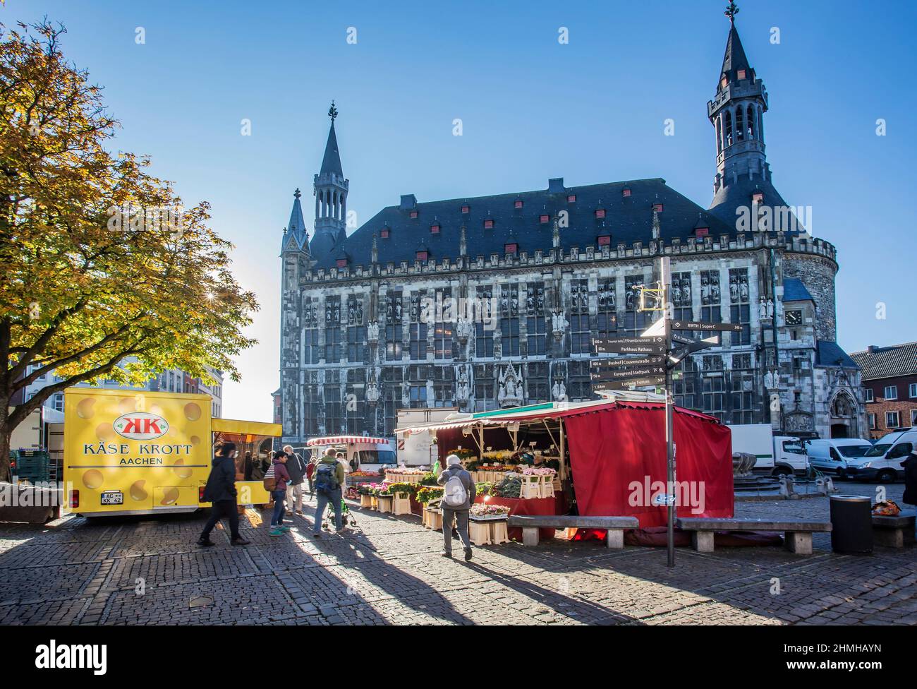 Mercado semanal en frente del ayuntamiento gótico en el casco antiguo de la ciudad, Aquisgrán, Renania del Norte-Westfalia, Alemania Foto de stock