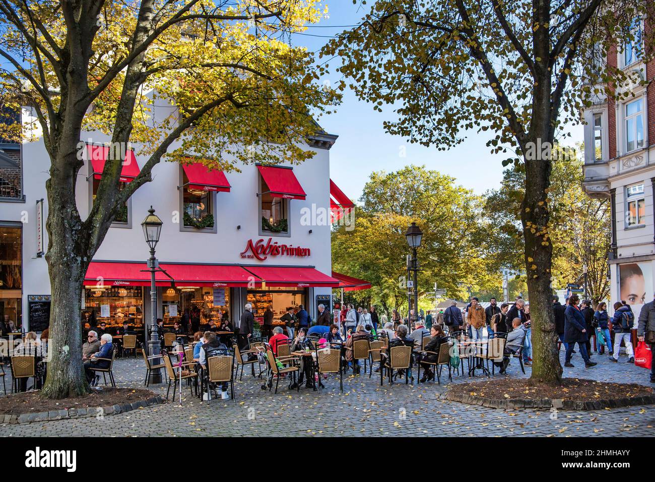 Café de la calle para la especialidad 'Aachener Printen' en Munsterplatz en el casco antiguo de la ciudad, Aquisgrán, Renania del Norte-Westfalia, Alemania Foto de stock