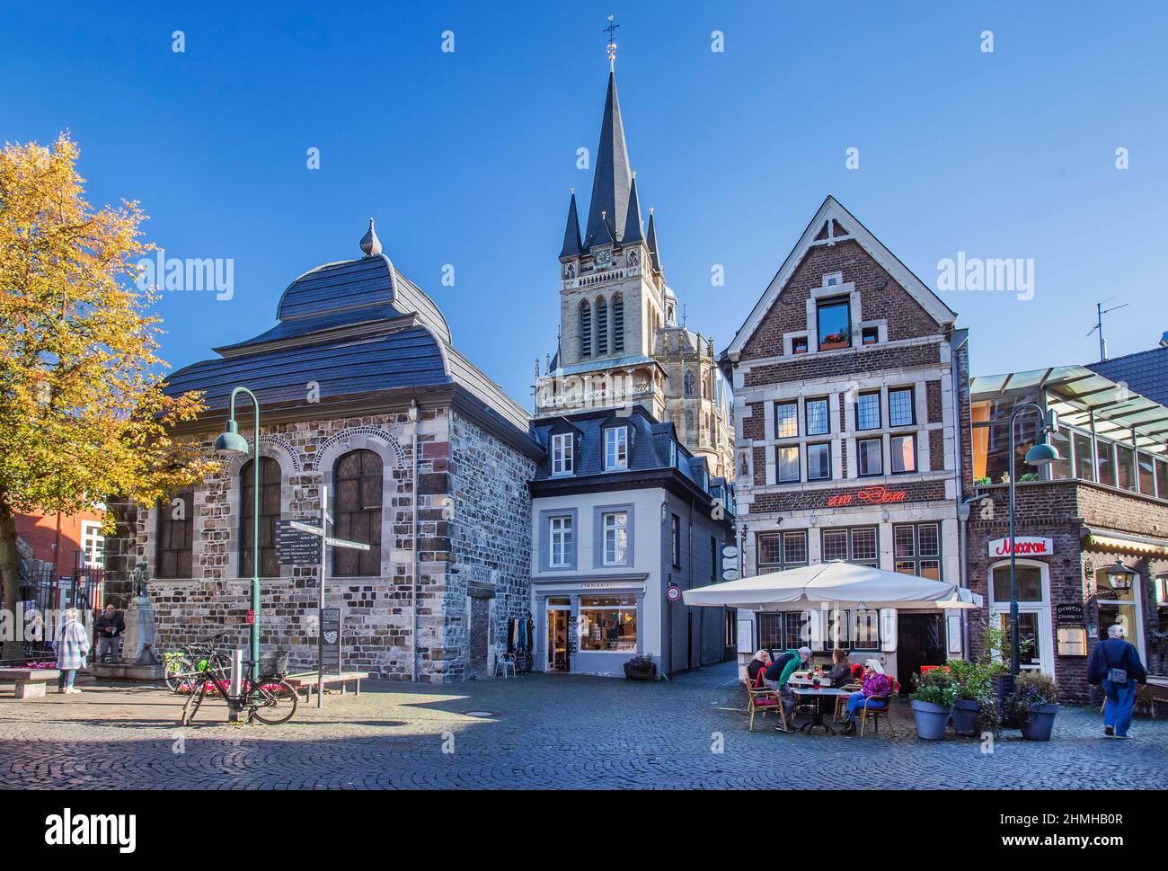 Casas de la ciudad vieja y baptisterio en el mercado de pescado con el oeste y la torre de Kaiserdom, Aquisgrán, Renania del Norte-Westfalia, Alemania Foto de stock