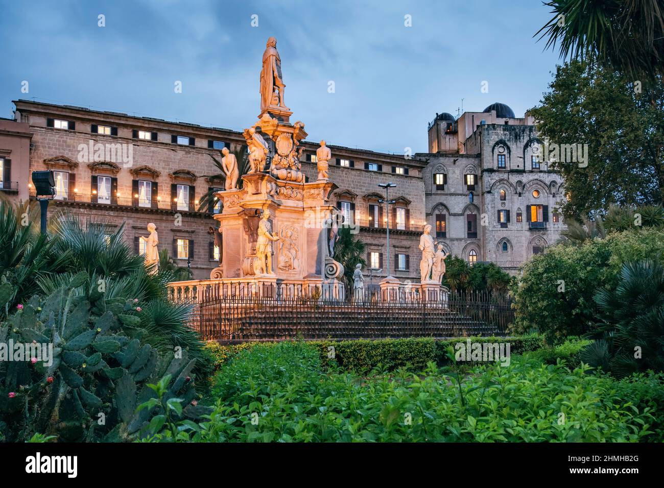 Teatro Marmoreo con monumento a Felipe V frente al Palazzo Reale (Palazzo dei Normanni) al atardecer, Palermo, Sicilia, Italia Foto de stock