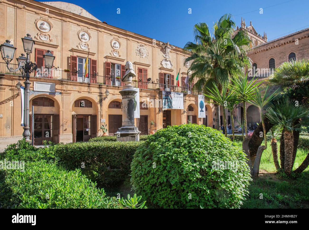 Piazza Vittorio Emanuele con el ayuntamiento en el centro, Monreale, Sicilia, Italia Foto de stock