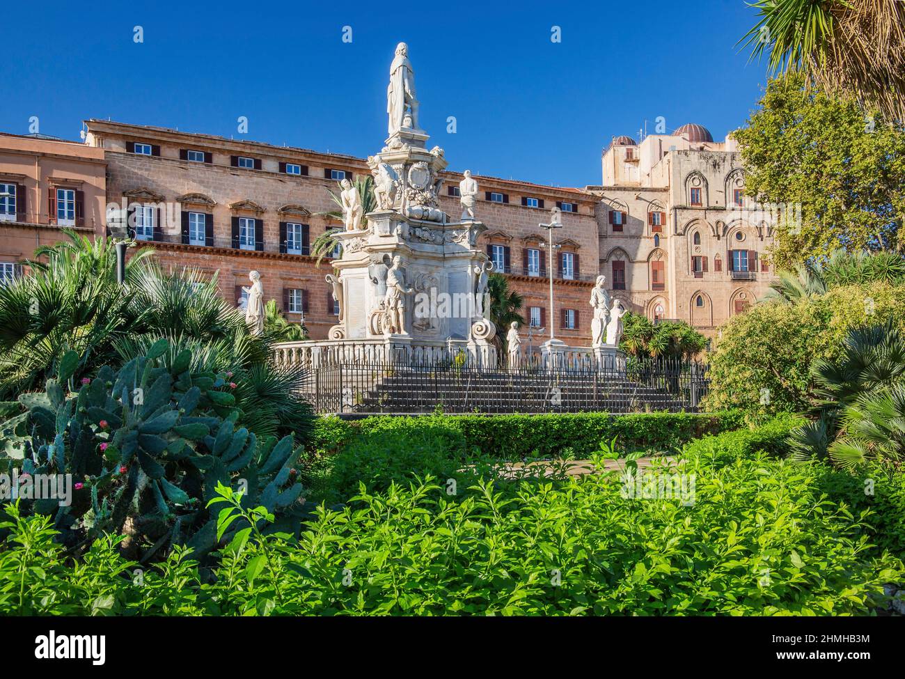 Teatro Marmoreo con monumento a Felipe V frente al Palazzo Reale (Palazzo dei Normanni), Palermo, Sicilia, Italia Foto de stock