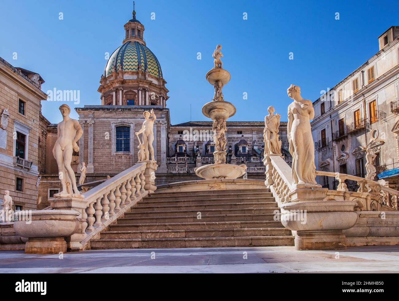 Piazza Pretoria con la Fontana Pretoria y la Iglesia de San Giuseppe dei Teatini en el casco antiguo, Palermo, Sicilia, Italia Foto de stock
