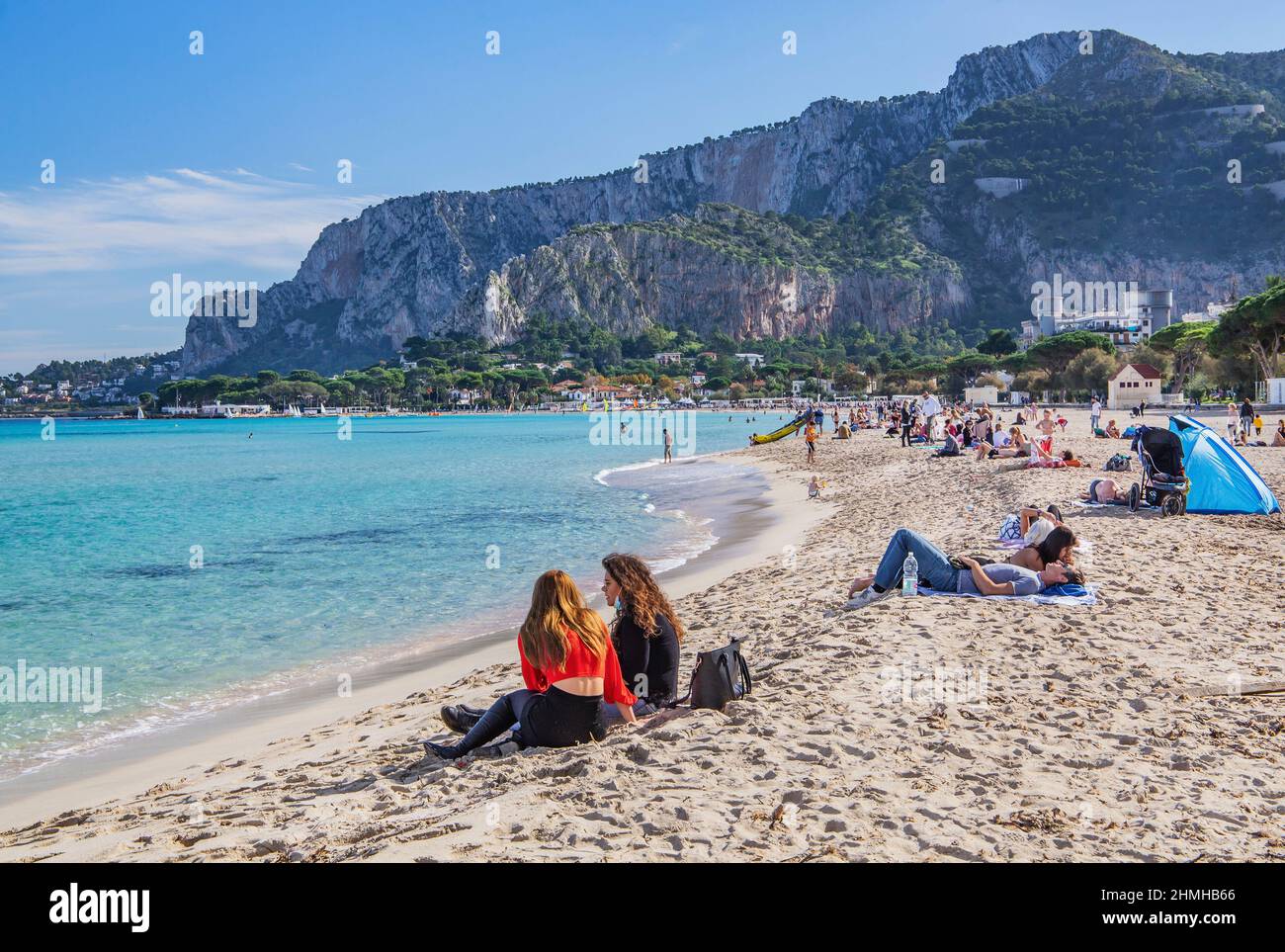 Playa de baño frente al Monte Pellegrino en la localidad costera de Mondello, distrito de Palermo, Sicilia, Italia Foto de stock