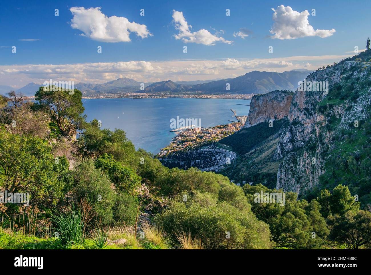 Paisaje costero con la bahía de Palermo, Sicilia, Italia Foto de stock