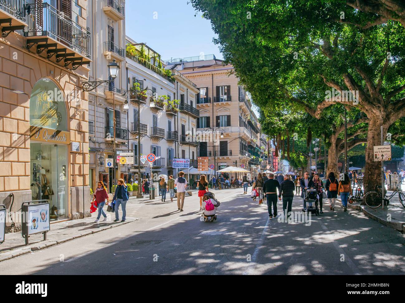 Calle peatonal Via Maqueda en el centro del casco antiguo, Palermo, Sicilia, Italia Foto de stock