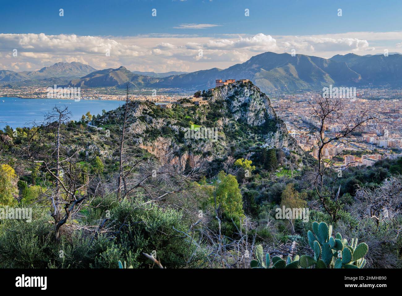 Vista del Castello Utveggio y de la ciudad, Palermo, Sicilia, Italia Foto de stock
