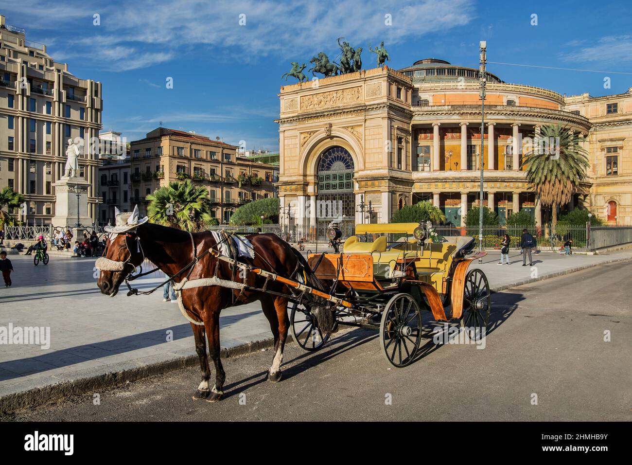 Carruaje tirado por caballos frente al teatro Politeama Garibaldi en Piazza Ruggero Settimo, Palermo, Sicilia, Italia Foto de stock