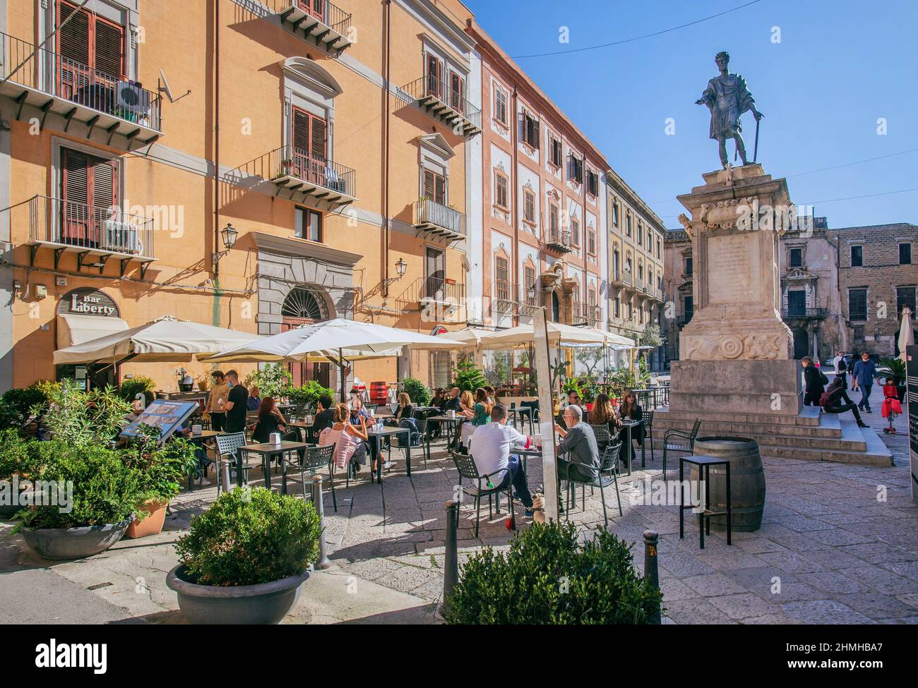 Café en la acera de la Piazza Bologni con el monumento Carlo V, Palermo, Sicilia, Italia Foto de stock