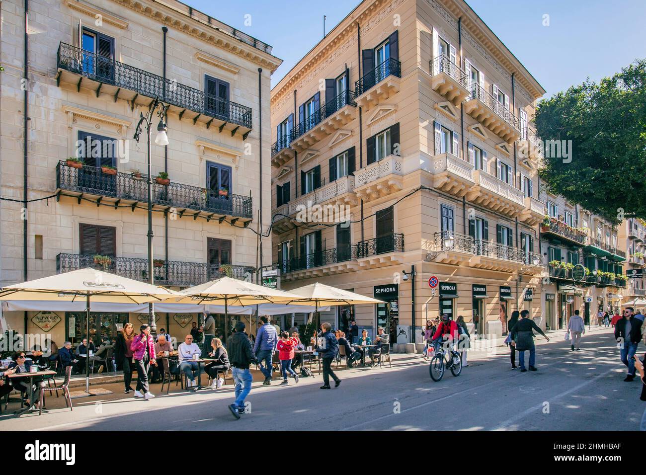 Calle peatonal Via Maqueda en el centro del casco antiguo, Palermo, Sicilia, Italia Foto de stock