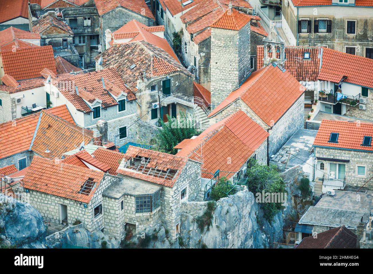Croacia, el condado de Dalmacia de Split, casas antiguas de la ciudad costera de Omis, Foto de stock