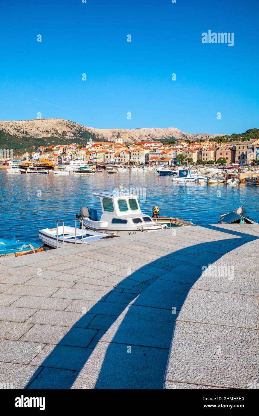 Croacia, bahía de Kvarner, isla de Krk, costa adriática, el centro turístico de Baska, vista del puerto deportivo con barcos Foto de stock