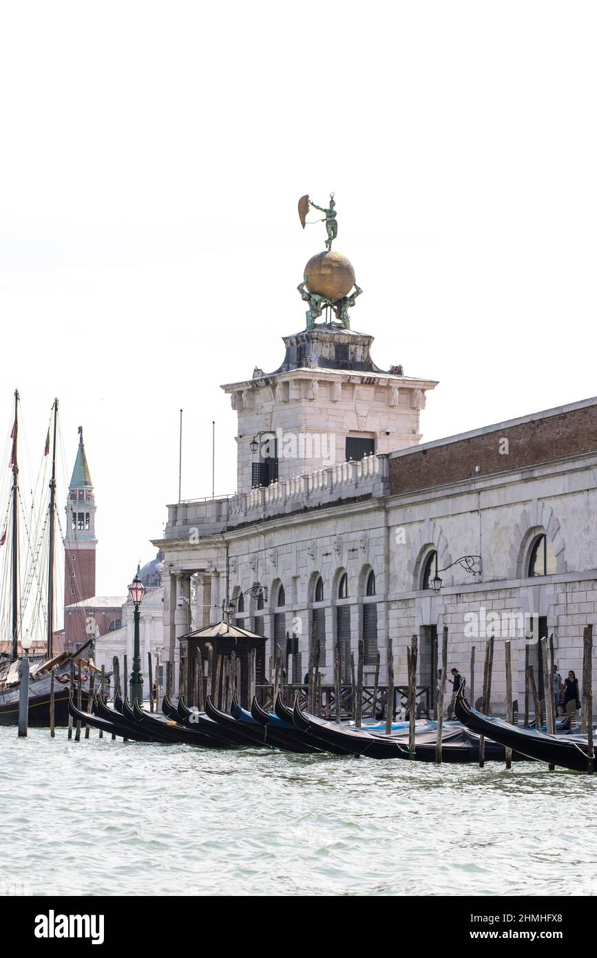 Vista desde el agua de Punta della Dogana y el campanario de la iglesia de San Giorgio Maggiore en Venecia, Italia Foto de stock