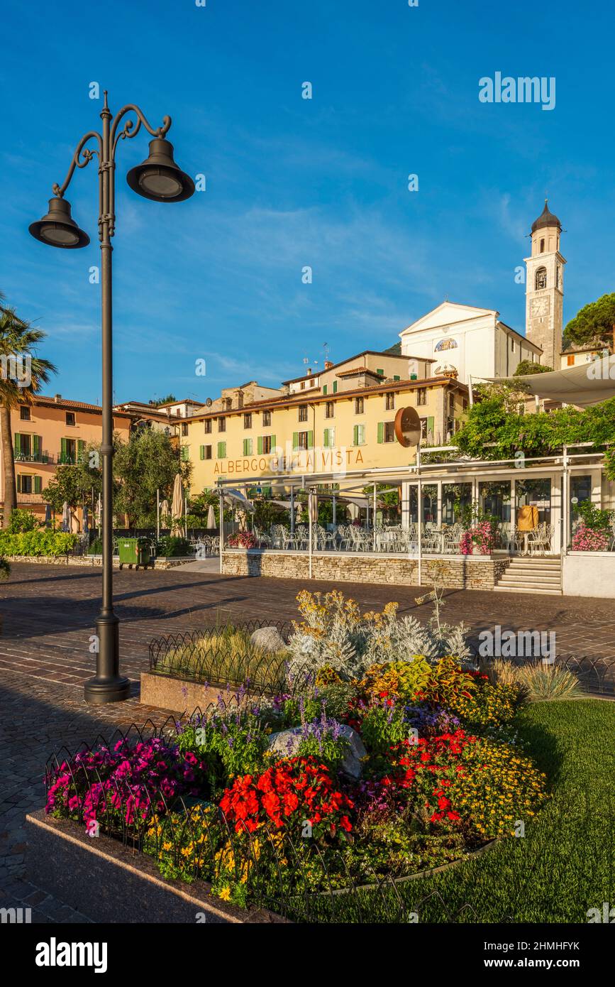Limone sul Garda en temporada de verano. Europa, Italia, Lombardía, provincia de Brescia, Limone sul Garda Foto de stock