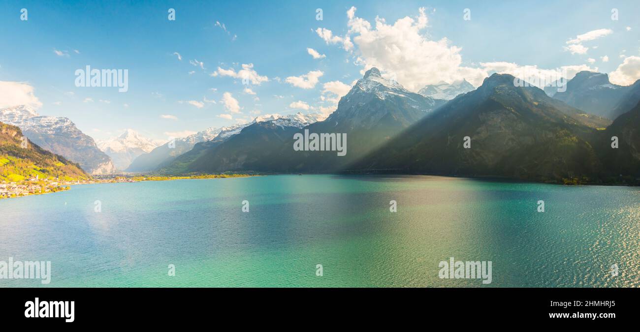 Efecto de un filtro polarizador mostrado en la foto del cielo. La imagen de  las nubes es un mayor contraste a través del filtro Fotografía de stock -  Alamy