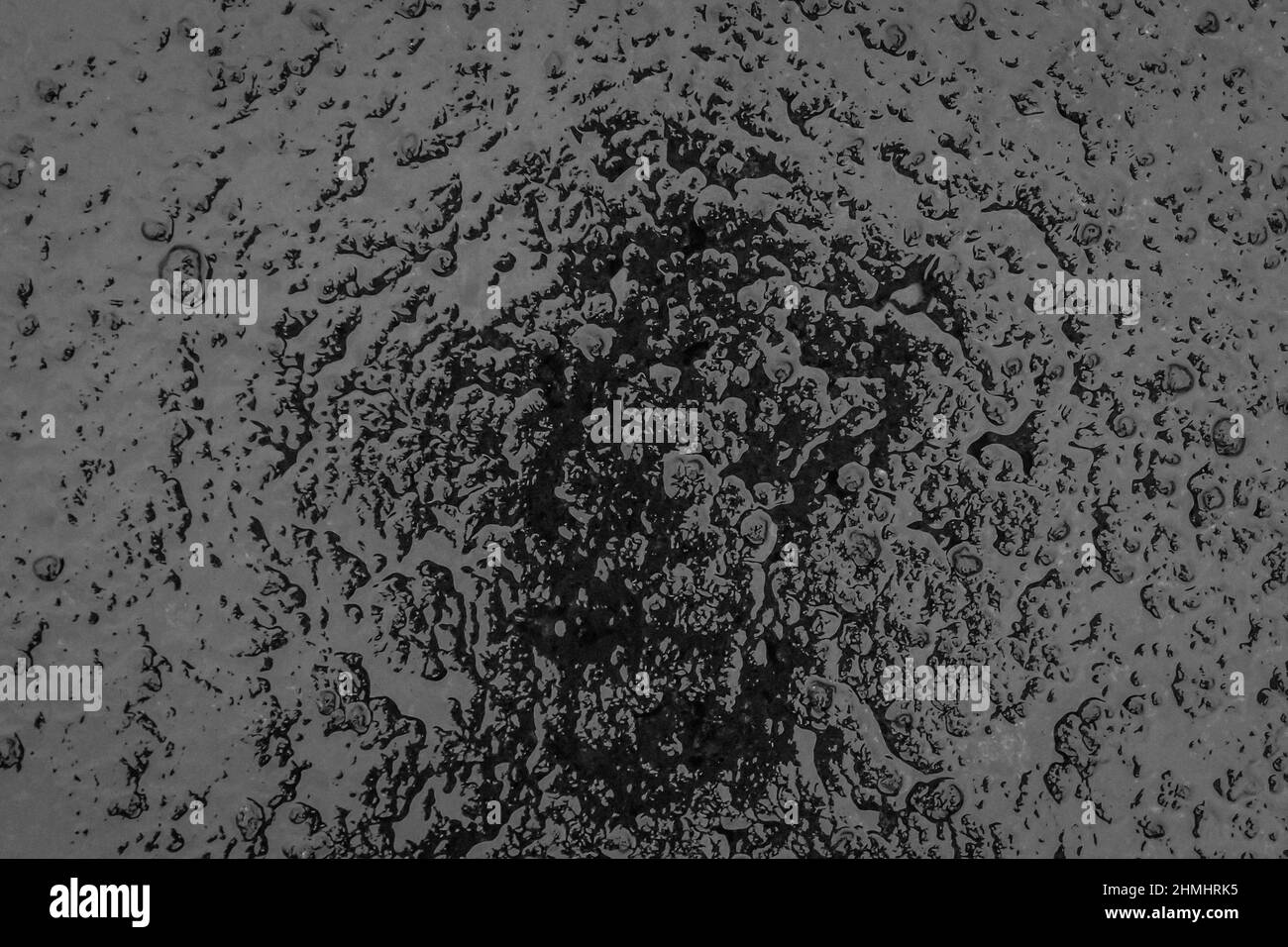 Contaminación del combustible Suelos Suelos Suciedad aceite superficie negra de la tierra industria tóxica fondo oscuro. Foto de stock