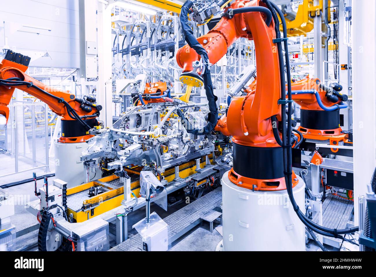 Los robots en una fábrica de automóviles Foto de stock