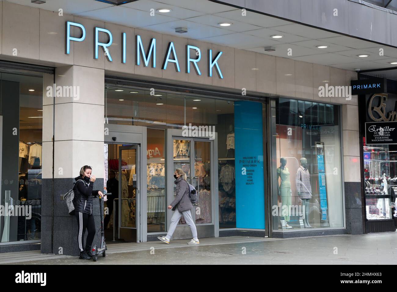 Londres, Reino Unido. 10th Feb, 2022. Una vista exterior de la tienda  Primark en Londres. Según Greggs y Primark, abrirán una exclusiva tienda de  moda emergente en Londres, lo que dará a