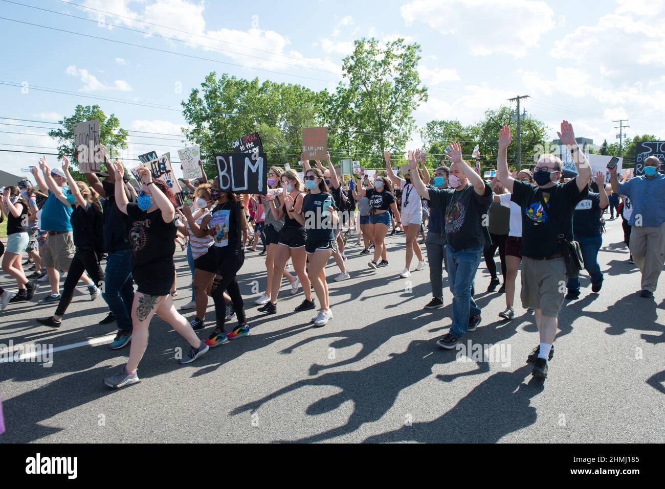 Los manifestantes marchando por Hall Road en Sterling Heights, Michigan, cantan 'Hands Up - Do't Shoot!' Durante la protesta Black Lives Matter. Foto de stock