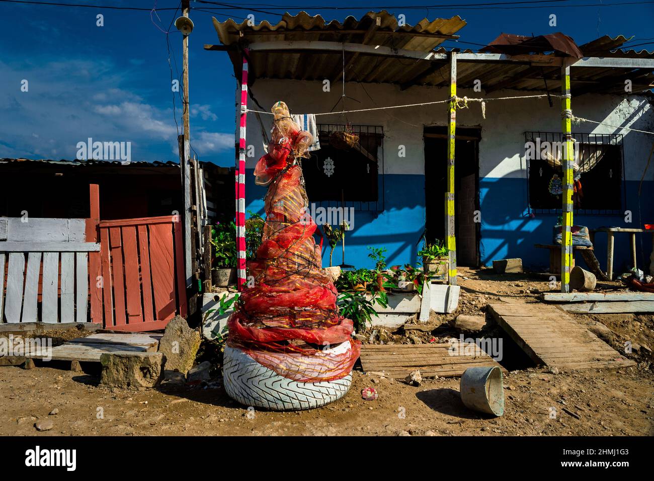 Un árbol de Navidad, hecho de materiales reciclados, se ve colocado frente a una casa familiar en Olaya Herrera, un barrio de baja clase social en Cartagena. Foto de stock